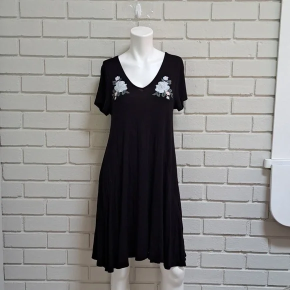 Alya Black W/ Floral Flowy Short Sleeve Dress. Size Medium - Picture 1 of 8